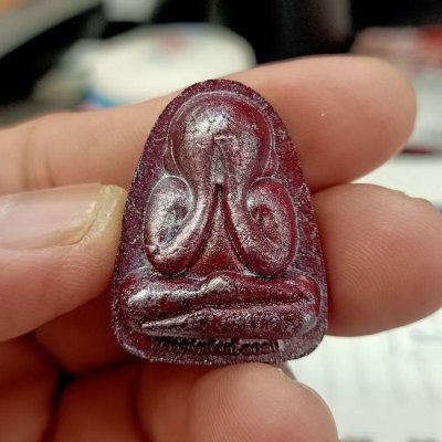 2-145 วัดใจ 50 พระปิดตาหลังแบบ รุ่นเลื่อนสมณศักดิ์ 101 ปี หลวงพ่อพัฒน์ วัดห้วยด้วน จ.นครสวรรค์ เนื้อว่านลงรักสีเหลือบ หมายเลข 889 สวย กล่องเดิม