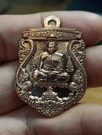 2-827 วัดใจ 100 เหรียญเสมาพระราหู รุ่นมหาเศรษฐีมั่งมีทรัพย์ หลวงปู่เจ(บุญมา) วัดป่าวิเวกธรรม อ.กมลาไสย จ.กาฬสินธุ์ ปี 2565 เนื้อทองแดงเพียว หมายเลข 342 กล่องเดิม