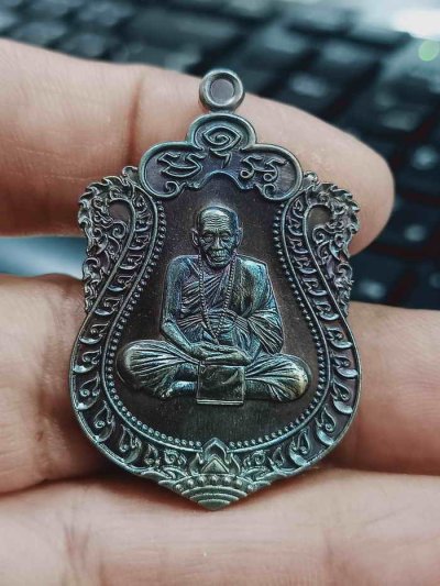 2-1367 วัดใจ 100 เหรียญเสมา ที่ระลึกครบ 8 รอบ ครูบาอุ่น วัดโรงวัว จ.เชียงใหม่ 2567 ชนวนผิวรุ้ง คลาสสิค หมายเลข 87 กล่องเดิม***ขึ้นชื่อเสมา 8 รอบ ต้องมา