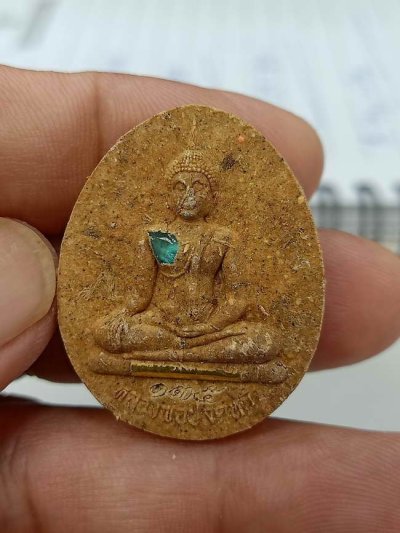 2-459 วัดใจ 50 พระผงจัมโบ้ รุ่นแรก หลวงพ่อปลดหนี้ วัดห้วยน้ำทรัพย์(วัดพระธาตุวาโย) สนามชันเขต ฉะเชิงเทรา 2564 เนื้อผงว่าน ฝังพลอย ตะกรุด หมายเลข 135 กล่องเดิม