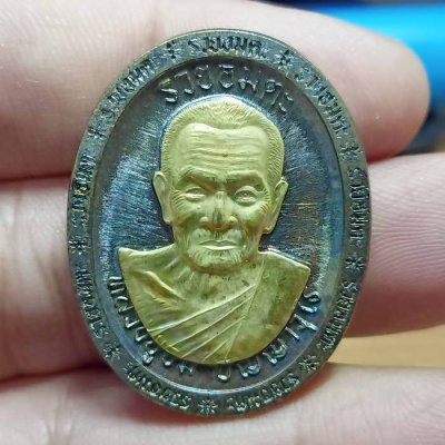 2-725 วัดใจ 100 เหรียญที่ระลึกอายุครบ 106 ปี รุ่นรวยอมตะ หลวงปู่อิ่ม วัดทุ่งนาใหม่ จ.นครศรีธรรมราช ปี 2566 เนื้อชนวนผิวรุ้ง หน้ากากชุบทอง หมายเลข 166 กล่องเดิม