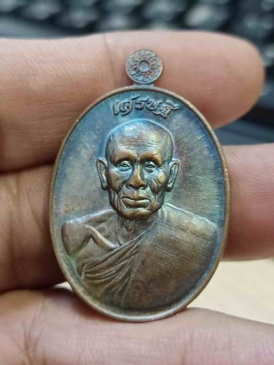 2-824 วัดใจ 100 เหรียญเศรษฐีมนต์พระกาฬ หลวงปู่ทองคำ สุวโจ สำนักสงฆ์ย่านยาว อ.พรหมพิราม จ.พิษณุโลก 2561 ทองแดงผิวไฟเดิม หมายเลข 14749 กล่องเดิม