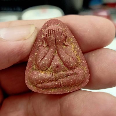 2-1496 วัดใจ 100 พระปิดตา ปลดหนี้ บูชาครู หลวงพ่อนงค์ (ลูกศิษย์หลวงปู่โต๊ะ) วัดบางน้ำชน เขตธนบุรี จ.กรุงเทพ ปี 2565 เนื้อชานหมากโรยผงตะไบพระประธานเก่า(รายการที่ 1.5) หมายเลข #308 กล่องเดิม