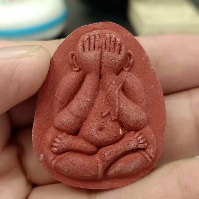 2-211 วัดใจ 50 ปิดตาจั้มโบ้ รุ่นปลดหนี้ ทวีทรัพย์ หลวงพ่อพัฒน์ วัดห้วยด้วน จ.นครสวรรค์ ปี 2565 เนื้อแดงว่านชานหมาก หมายเลข 1545 กล่องเดิม