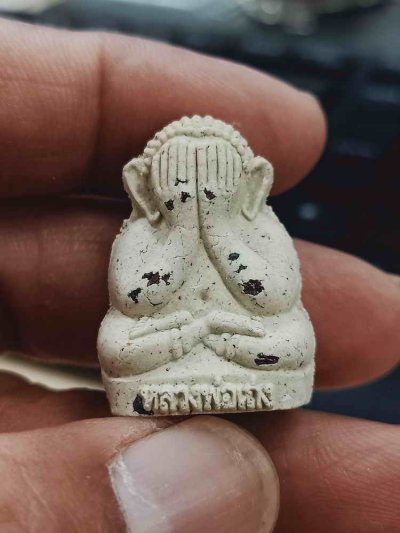 2-1489 วัดใจ 150 พระปิดตามหาเศรษฐี อายุวัฒนมงคล 65 ปี หลวงพ่อเถ่ง วัดหนองกรับ จ.ระยอง 2567 เนื้อเกสรฝังพลอย หมายเลข 2538 กล่องเดิม***สวยดี พิธีดี ทำลายบล็อค