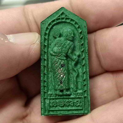 2-296 วัดใจ 100 พระผงสีวลี หลังยันต์ห้า รุ่นแรก ทีมพี่เสือสร้าง หลวงพ่อรวย วัดมาบตะพุด จ.ระยอง ปี 2566 เนื้อผงพุทธคุณ เพชรหน้าทั่ง หมายเลข 72 กล่องเดิม