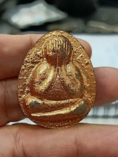 2-258 วัดใจ 50 พระปิดตาจัมโบ้ปลดหนี้ คูณทองเงินล้าน หลวงพ่อทอง วัดบ้านไร่ จ.นครราชสีมา ปี 2564 เนื้อดำใบลาน  หมายเลข 207 กล่องเดิม