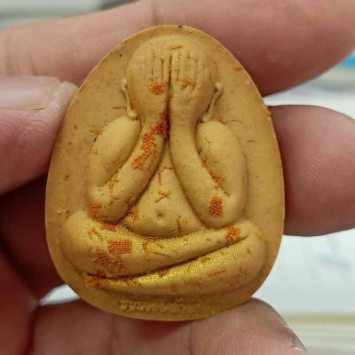 2-260 วัดใจ 100 พระปิดตาจั้มโบ้ปลดหนี้ รวยเงินล้าน หลวงปู่โต๊ะ วัดถ้ำสิงโตทอง จ.ราชบุรี ปี 2565 เนื้อว่านเหลืองเฟื่องฟู พิมพ์สองหน้า หมายเลข 48 กล่องเดิม