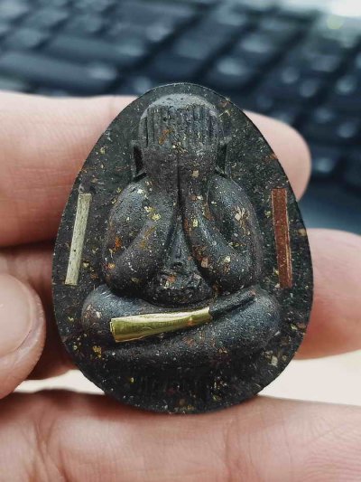 2-1500 วัดใจ 100 พระปิดตาปลดหนี้ รุ่นอิ่มทรัพย์ หลวงปู่อิ่ม วัดทุ่งนาใหม่ จ.นครศรีธรรมราช ดำใบลาน ตะกรุด 3 ดอก หมายเลข 6 กล่องเดิม***สวยคมคุ้ม