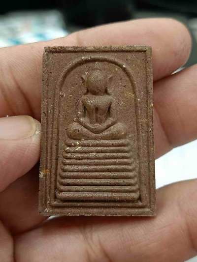 2-41 วัดใจ 100 พระสมเด็จสร้างบารมีทวีทรัพย์ สมเด็จพระพุฒาจารย์(โต พฺรหฺมรํสี) ออกวัดระฆัง จ.กรุงเทพ 2567 น้ำตาลคลุกว่าน 108 เรืองแสง หลังฝังสมเด็จ หมายเลข 102 กล่องเดิม***ลป.ศิลาร่วม ปลุก