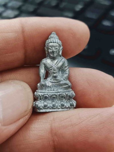 2-1340 วัดใจ 100 พระชัยวัฒน์ รุ่นไพรี พินาศ หลวงพ่อทอง วัดบ้านไร่ จ.นครราชสีมา 2565 เนื้อตะกั่ว ก้นอุดมวลสาร หมายเลข 1828 กล่องเดิม