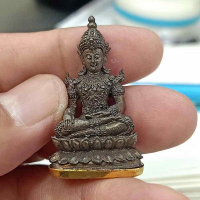 2-77 วัดใจ 200 พระกริ่งมหาจักรพรรดิ์ หลวงปู่แสน อายุ 111 ปี วัดบ้านหนองจิก จ.ศรีสะเกษ ปี 2561 เนื้อสัมฤทธิ์ก้นปลอกลูกปืน หมายเลข 180 สวยนอนกล่องเดิม