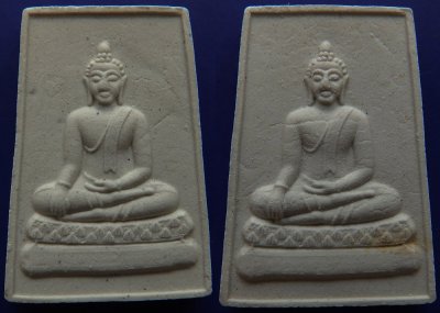 แพ็คคู่...พระเนื้อผงหลวงพ่อขาว วัดแม่นางปลื้ม จ.อยุธยา พ.ศ. 2555