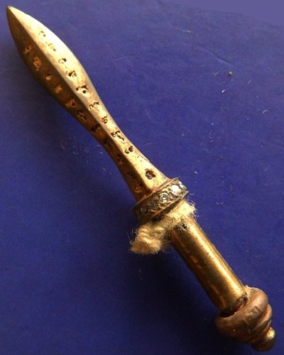 9.พระขรรค์เพชรพระพุทธเจ้ารุ่นแรก เนื้อสัตตโลหะ หลวงปู่คำบุ วัดกุดชมภู พ.ศ. 2553 ยิงเลข พร้อมกล่องเดิม