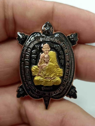 2-393 วัดใจ 100 เหรียญพญาเต่าพุทธซ้อน รุ่นแรก หลวงพ่อสว่าง วัดบ้านหนองจิก จ.ศรีสะเกษ ทองแดง ลงยาดำ จีวรทอง หมายเลข 118 กล่องเดิม