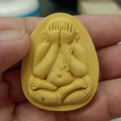 2-210 วัดใจ 50 ปิดตาจั้มโบ้ รุ่นปลดหนี้ ทวีทรัพย์ หลวงพ่อพัฒน์ วัดห้วยด้วน จ.นครสวรรค์ ปี 2565 เนื้อเหลืองเกสร หมายเลข 952 กล่องเดิม