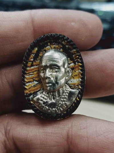 2-1496 วัดใจ 100 พระผงหันข้าง รุ่นพลิกดวงเศรษฐี หลวงปู่เถิง วัดบ้านอาลัย จ.ศรีสะเกษ 2567 เสือเหลือง หลังดำ หน้ากากอัลปาก้า หมายเลข 16 กล่องเดิม***พระสวยน่าเก็บ