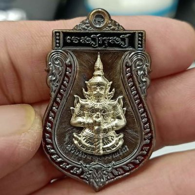 2-229 วัดใจ 100 เหรียญท้าวเวสสุวรรณโณ ทรงเสมา รุ่นสมประสงค์ รวยสมปรารถนา ดีเฮง สำนักสงฆ์ธุดงค์สถานธัญญธรณ์ จ.ฉะเชิงเทรา ปี 2564 เนื้อสัตตะโลหะหน้ากากอัลปาก้า เลข 1350 กล่องเดิม