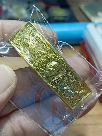 2-993 วัดใจ 100 หัวเลส แท้ทัน รุ่นแรก วัดสร้าง รวยรวย เฮงเฮง หลวงปู่รอด วัดโคกกรม จ.สุรินทร์ ทองทิพย์ เพียว หัวโค้ง น้ำหนักขนาด 3 บาท หมายเลข 239 กล่องเดิม***ไม่เคยใช้ ถ่ายทั้งซีล