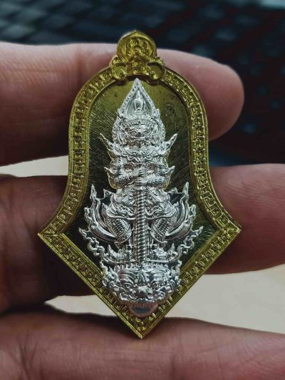 2-1565 วัดใจ 150 เหรียญท้าวเวสสุวรรณ รุ่นโชคดี หลวงปู่บุญมา สำนักสงฆ์เขาแก้วทอง จ.ปราจีนบุรี 2565 ทองทิพย์ หลังเรียบ หน้ากากชุบเงิน หมายเลข 226 กล่องเดิม***จารมือหลวงปู่ เต็ม หน้าหลัง