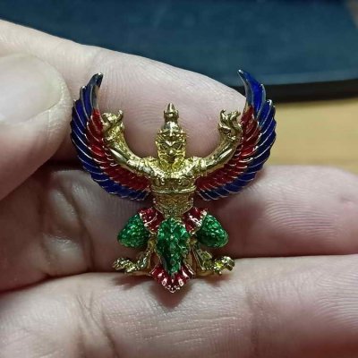 2-734 วัดใจ 150 พญาครุฑ หลวงปู่หมุน วัดบ้านจาน จ.ศรีสะเกษ กะไหล่ทองลงยา 3 สี แถมยกลัง รุ่นรวยพันล้าน หมายเลข 301 สวยเดิม กล่องกำมะหยี่เดิม