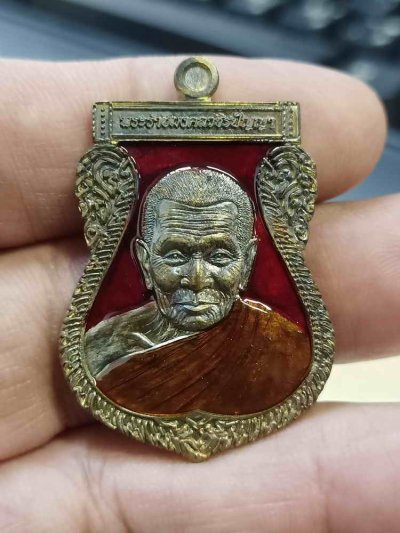 2-776 วัดใจ 100 เหรียญเจ้าสัวพันล้าน เงินมาไม่ขาดสาย ที่ระลึกอายุครบ 106 ปี หลวงปู่อิ่ม วัดทุ่งนาใหม่ จ.นครศรีธรรมราช ปี 2566 รก.29 เนื้อชนวนลงยาแดง หมายเลข 16 กล่องเดิม