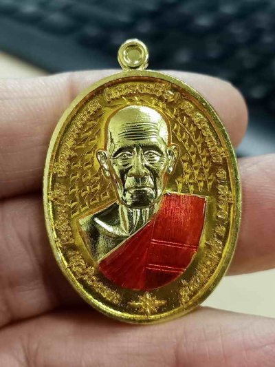 2-1743 วัดใจ 100 เหรียญรวยชนะจน หลวงปู่นิ่ม โชติธมฺโม วัดพุทธมงคล สุพรรณบุรี 2566 ทองทิพย์ ลงยา หมายเลข 136 กล่องเดิม