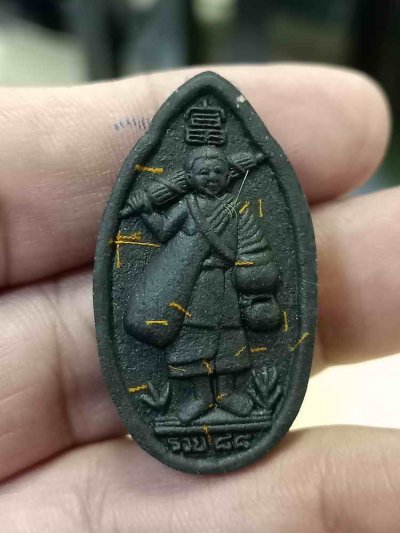 2-206 วัดใจ 100 พระสิวลี รุ่นแรก รวย 88 หลวงปู่อุทัย สถานปฏิบัติธรรมพลังพุทธคุณ จ.ลพบุรี 2567 เนื้อดำใบลาน โรย ติดจีวร ดอก หมายเลข 490 กล่องเดิม