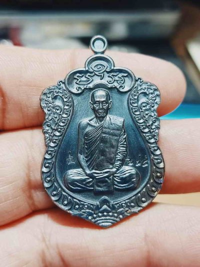 2-1259 วัดใจ 100 เหรียญเสมามหาบารมี หลวงปู่โต๊ะ วัดถ้ำสิงโตทอง ราชบุรี 2566 ทองแดงรมดำ หมายเลข 674 กล่องเดิม