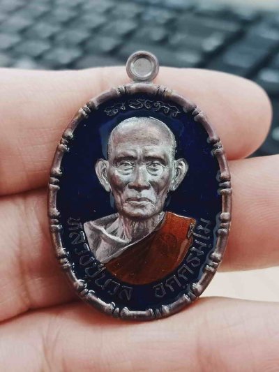 2-1557 วัดใจ 100 เหรียญเสาร์ 5 มหามงคล วาระ 8 รอบ หลวงปู่นวล อัคฺคธฺมโม วัดศรีสุทธาวาส(วัดหนองจอก) อ.ทับคล้อ จ.พิจิตร ปี 2567 เนื้อทองแดง ลงยา หมายเลข 105 กล่องเดิม