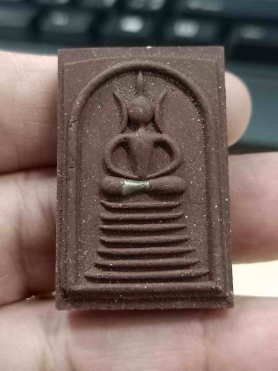 2-1015 วัดใจ 100 สมเด็จพลิกดวงปัญจภาคีรุ่นแรก ผงเก่าวัดเกศไชโย หลวงปู่อิ่ม วัดทุ่งนาใหม่ จ.นครศรีธรรมราช ปี 2566 ผงเก่าเกศไชโย ตะกรุดเงิน หลังปั้มตรายาง หมายเลข 255 กล่องเดิม***สู่สมเด็จ 119 วัดทุ่งนาใหม่