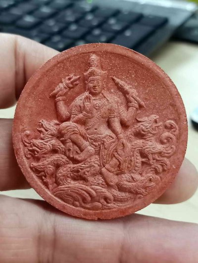 2-1859 G#5 วัดใจ 50 จตุคามรามเทพ รุ่นอริยทรัพย์ไหว้ครู 50 พระอาจารย์ประสูติ ปิยธัมโม วัดในเตา จังหวัดตรัง ปี 2550 ว่านแดง 5 cm. กล่องเดิม