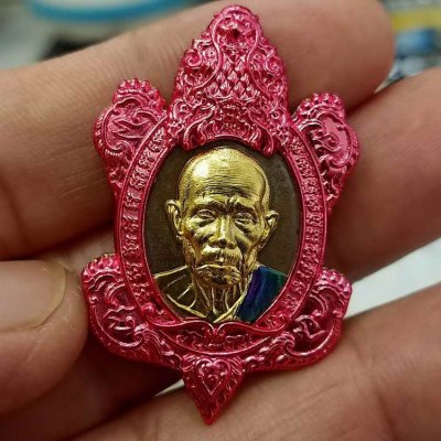 2-606 วัดใจ 150 วัดจัดสร้าง เหรียญพญาเต่า พลิกชีวิตพลิกชะตา ชนะจน หลวงปู่หลิว ออกวัดสี่แยกเจริญพร จ.นครปฐม ปี 2567 เนื้อชนวน หน้ากาก ขอบประกบ โค้ดหลิวนำฤกษ์ หมายเลข 24 กล่องเดิม