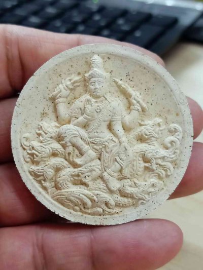 2-1855 G#1 วัดใจ 50 จตุคามรามเทพ รุ่นอริยทรัพย์ไหว้ครู 50 พระอาจารย์ประสูติ ปิยธัมโม วัดในเตา จังหวัดตรัง ปี 2550 ว่านขาว 5 cm. กล่องเดิม