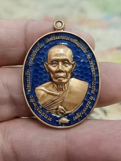 1-1722 วัดใจ 50 เหรียญหลวงปู่หลิว ชนะจน วัดสี่แยกเจริญพร กำแพงแสน จ.นครปฐม เนื้อทองซาติน ลงยา หมายเลข 60 กล่องแทน