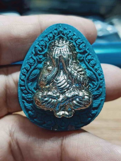 2-1382 วัดใจ 100 ปิดตาพุทธศิลป์ รุ่นสาริกาปลดหนี้ หลวงปู่อิ่ม วัดทุ่งนาใหม่ จ.นครศรีธรรมราช 2566 หมายเลข 44 กล่องเดิม***เนื้อออฟชั่นไร กดเข้าไปดูกัน คุ้มยิ่งกว่าแฟลตปลาทอง