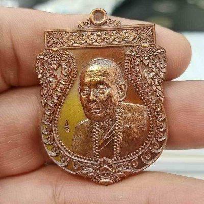 2-253 วัดใจ 100 เหรียญเสมาหัวตัด .38 กระสุนคต หลวงปู่บุญสม สมาจาโร ที่พักสงฆ์ร่มโพธิ์ทอง จ.ชลบุรี ปี 2561 เนื้อทองแดงเถื่อน หมายเลข 372 กล่องเดิม***มาต่ำกว่าจอง