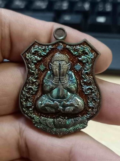 2-550 วัดใจ 150 พระปิดตาปั้มพุทธศิลป์ รุ่นภควัมมหาพรหม หลวงปู่โต๊ะ วัดถ้ำสิงโตทอง ราชบุรี 2566 อัลปาก้าผิวรุ้ง พื้นส้มกากเพชร นำฤกษ์ หมายเลข 4 สร้าง 9 เหรียญ กล่องกำมะหยี่เดิม***สร้างน้อย