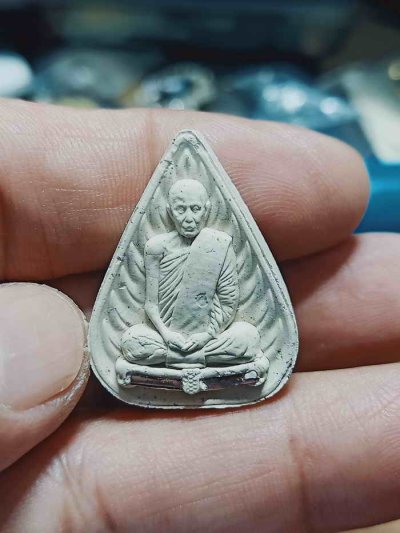 2-1376 วัดใจ 50 พระผงน้ำมันใบโพธิ์รูปเหมือน รุ่นโพธิ์เจริญทรัพย์ หลวงปู่โต๊ะ วัดถ้ำสิงโตทอง จ.ราชบุรี 2567 หมายเลข 37 กล่องเดิม