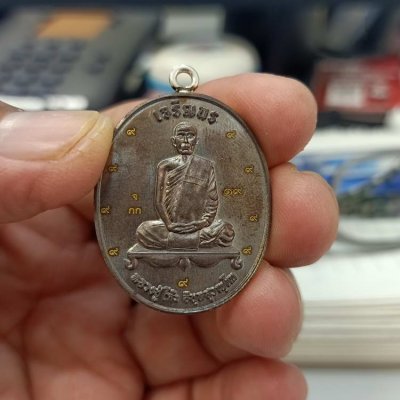 2-489 แรร์ 100 เหรียญห่วงเชื่อมเงิน พิมพ์เต็มองค์เจริญพรบน หลวงปู่โต๊ะ วัดถ้ำสิงโตทอง จ.ราชบุรี ปี 2565 เนื้อชนวน เชื่อมห่วงเงิน โค้ด จ/กก/แจกทาน/9รอบ หมายเลข 19 สร้างน้อย กล่องเดิม
