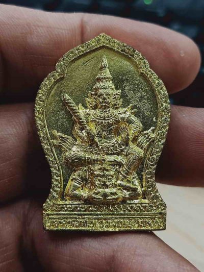 2-1193 วัดใจ 100 เหรียญหล่อ ท้าวเวสุวรรณ หน้ายักษ์ หน้าเทพ(เทวดา) รุ่นยกช่อฟ้าพระอุโบสถ พระอาจารย์ละ วัดสร้อยสุวรรณ อ.เมือง จ.กำแพงเพชร 2557 หมายเลข 223 กล่องเดิม