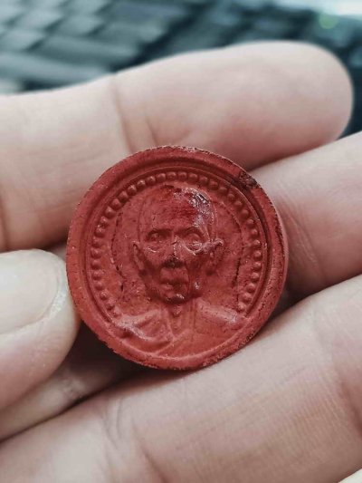 2-1511 วัดใจ 100 พระผง ล้อแม็ก รุ่นแรก หลวงปู่โต๊ะ ออกวัดบางน้ำชน ธนบุรี จ.กรุงเทพ 2566 เนื้อผงสีแดง หมายเลข 465 กล่องเดิม