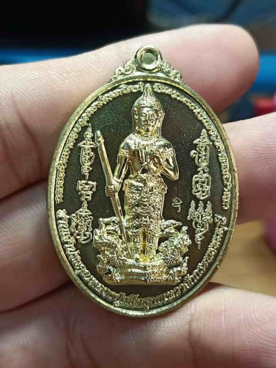 2-494 วัดใจ 100 เหรียญหลวงปู่ศรีอรุกขเทวา รุ่นสร้างอุโบสถ วัดเขาช่องกลิ้งช่องกรด อ.เลาขวัญ จ.กาญจบุรี 2556 กะไหล่ทอง หมายเลข 394 กล่องเดิม