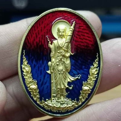 2-498 วัดใจ 150 เหรียญพระสีวลี รุ่นเจริญลาภ หลวงปู่เสงี่ยม วัดสุวรรณเจดีย์ จ.อยุธยา ปี 2567 รก.57 ชุบทอง ลงยาแดงน้ำเงิน หมายเลข 41 จัดสร้าง 77 เหรียญ กล่องเดิม