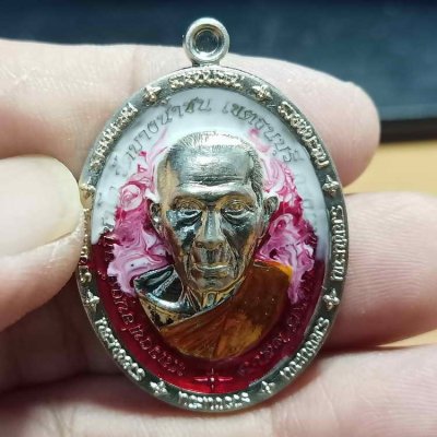 2-370 วัดใจ 100 เหรียญรุ่นรวยชนะจน หลวงพ่อนงค์(ลูกศิษย์หลวงปู่โต๊ะ) วัดบางน้ำชน ธนบุรี กรุงเทพ ปี 2566 เนื้ออัลปาก้า ลงยาแดงลาวาหน้าหลัง รก.22#40 สร้างน้อย รายการละ 50 องค์ กล่องเดิม