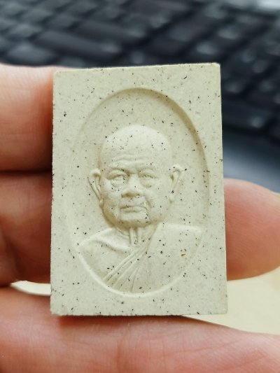 1-1800 วัดใจ 50 พระผงฉลองอายุวัฒนะมงคล 100 ปี สมเด็จมหาวีรวงศ์ วัดสัมพันธวงศ์ กรุงเทพ 2560 กล่องเดิม