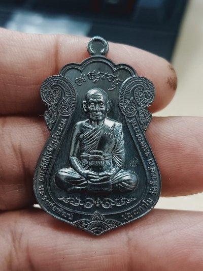 1-524 วัดใจ 50 เหรียญเสมาดวงเศรษฐี 99 รวย รวย รวย หลวงพ่อพัฒน์ วัดห้วยด้วย จ.นครสวรรค์ 2563 ทองแดงรมดำ หมายเลข 2305 กล่องเดิม***เหรียญสวยเดิม