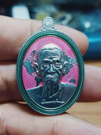 2-1484 วัดใจ 100 เหรียญมงคลจักรวาล 168 หลวงปู่บุญมา สำนักสงฆ์เขาแก้วทอง จ.ปราจีนบุรี 2567 ปีกเครื่องบิน ลงยาชมพู ขอบ หมายเลข 34 กล่องเดิม***งานสวย