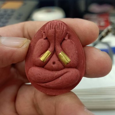 2-317 วัดใจ 50 พระปิดตาจั้มโบ้ ปลดหนี้ 168 หลวงปู่หมุน วัดบ้านจาน จ.ศรีสะเกษ ปี 2566 เนื้อแดงแรงฤทธิ์ ตะกรุดแขน 2 ข้าง หมายเลข 1247 กล่องเดิม