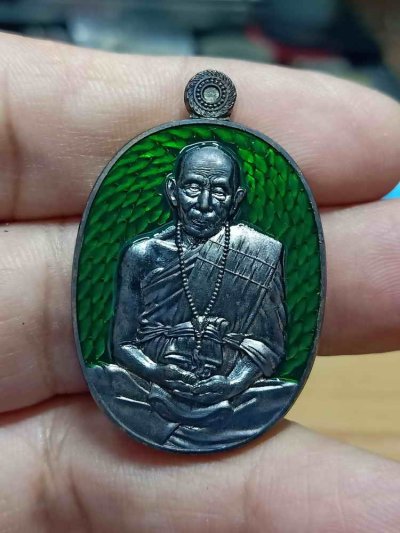 2-1007 วัดใจ 150 เหรียญรุ่นเจ้าสัวพันล้าน มีจอบไม่มีจน หลวงปู่เปลื้อง วัดพังดาน จ.พัทลุง 2567 รก.8.33 ทองแดงรมดำ ลงยาเขียว หลังจีวร หมายเลข 89 กล่องเดิม***จี้กงแห่งแดนใต้สายเขาอ้อ